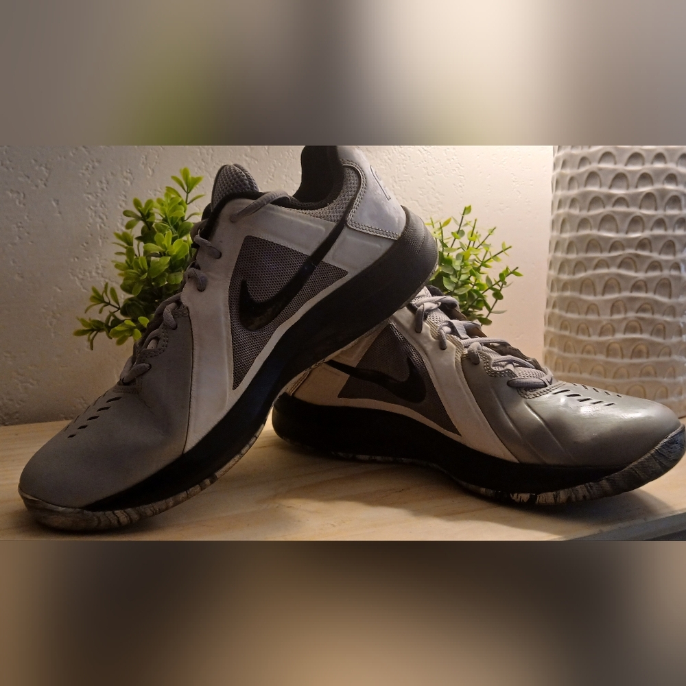 Nike Men's Black and Gray Athletic Shoes